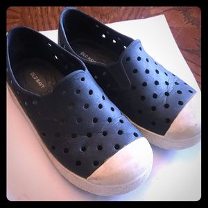Old navy toddler boy perforated water shoes- sz 9